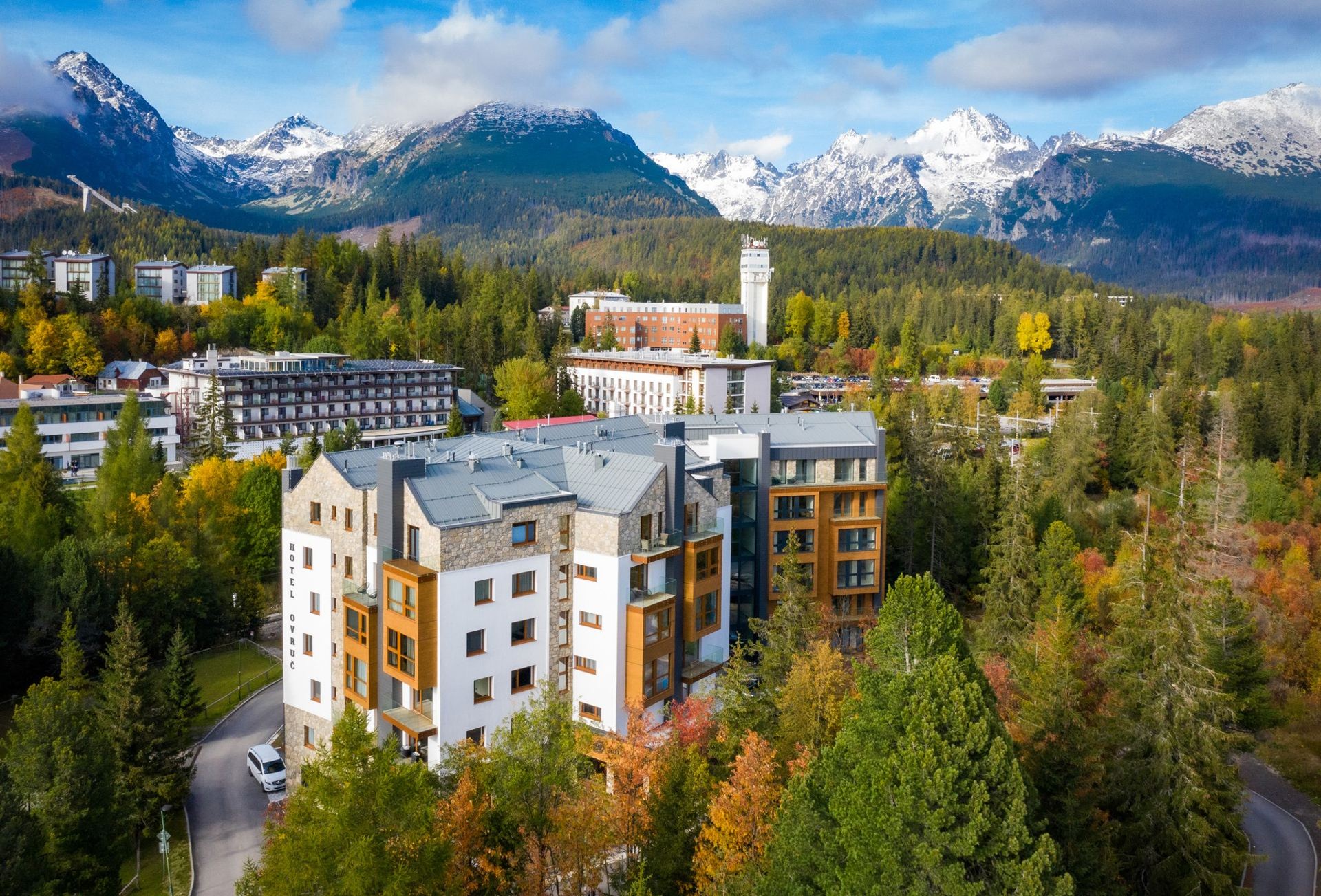 Hotel Ovruč v zeleni s panorámou Vysokých Tatier
